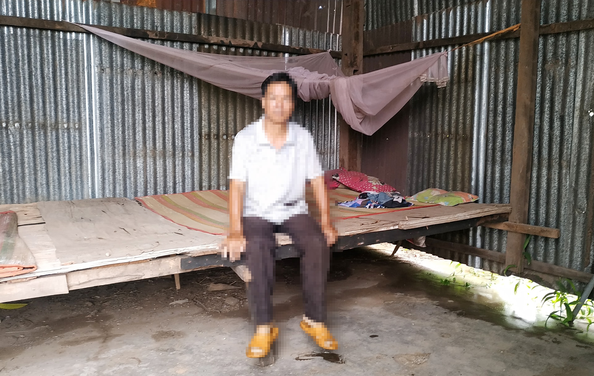 Sú A Giểng đang phải sống trong căn chòi dựng tạm bợ, rách nát