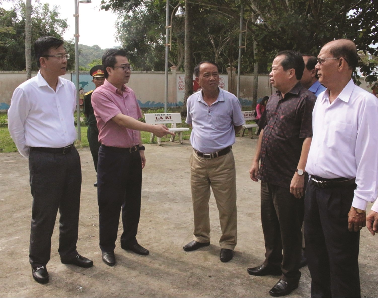 Ông Nguyễn Thanh Nghị (người mặc áo hồng), kiểm tra công tác an ninh quốc phòng trên đảo Thổ Chu, xã Thổ Châu, huyện đảo Phú Quốc. 