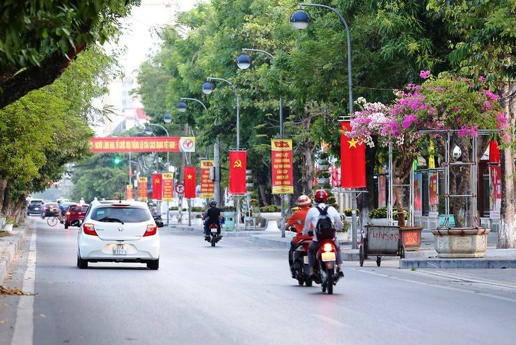 Các tuyến phố ở  TP Vinh (Nghệ An) cũng  được trang hoàng tối giản chào mừng Đại hội