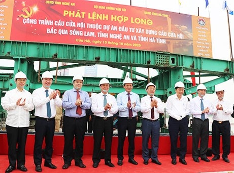 Các đại biểu thực hiện nghi thức hợp long cầu Cửa Hội