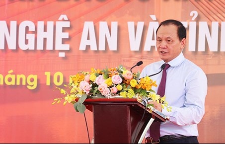 Thứ trưởng Bộ Giao thông Vận tải Nguyễn Nhật phát biểu tại buổi lễ hợp long cầu Cửa Hội