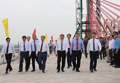 Lãnh đạo Bộ Giao thông Vận tải và Nghệ An, Hà Tĩnh kiểm tra thực tế công trường