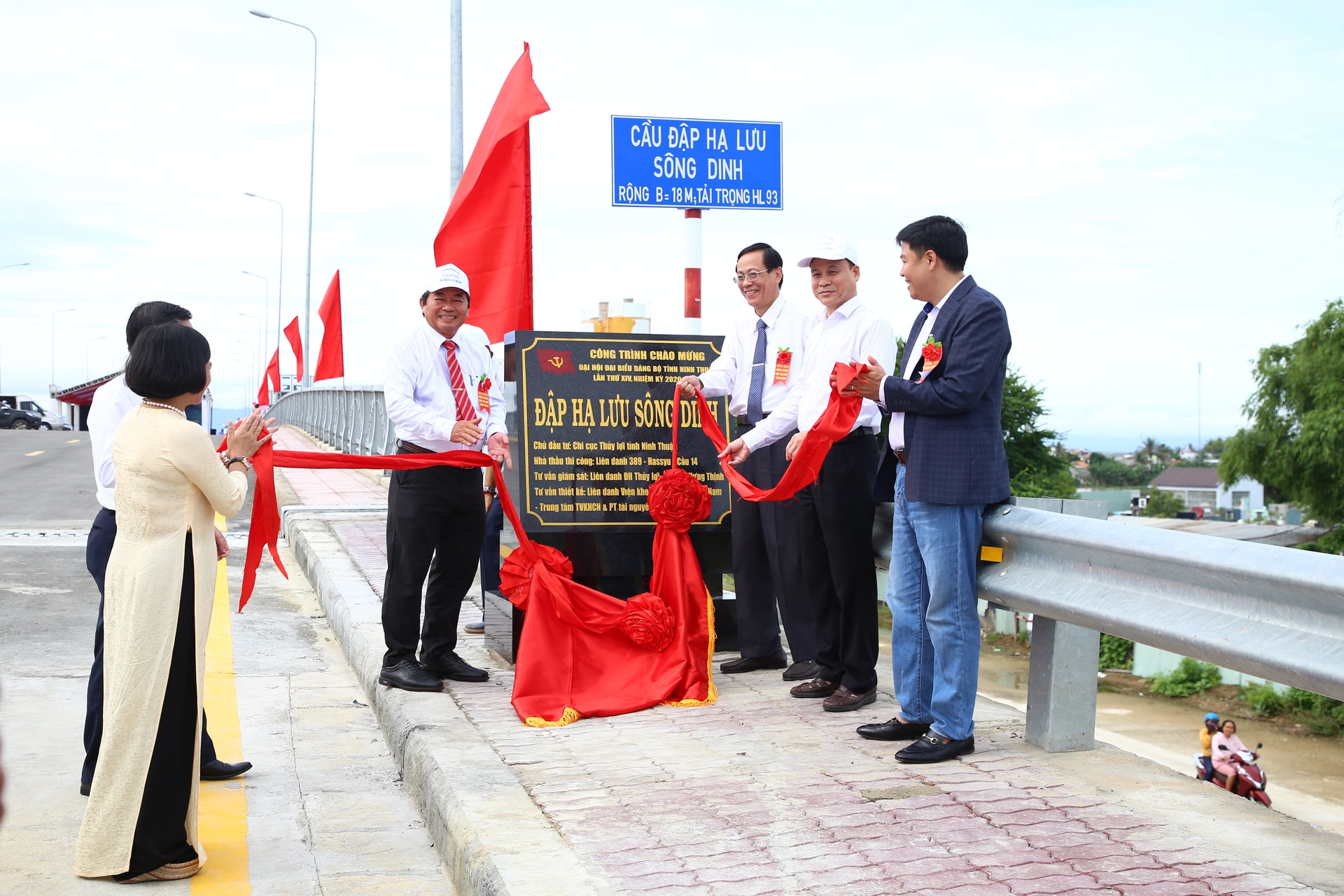 Các đồng chí lãnh đạo tỉnh Ninh Thuận gắn biển công trình chào mừng Đại hội Đảng bộ tỉnh lần thứ XIV, nhiệm kỳ 2020-2025