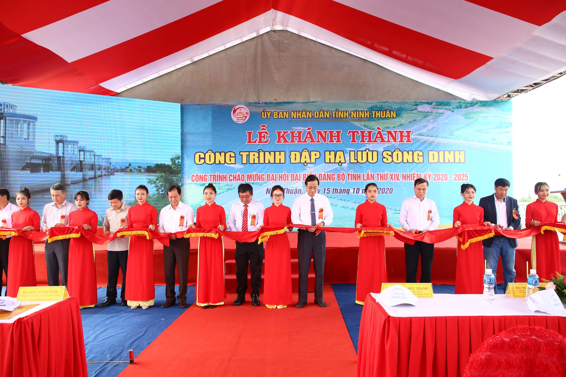 Các đồng chí lãnh đạo tỉnh Ninh Thuận cắt băng khánh thành đập hạ lưu Sông Dinh