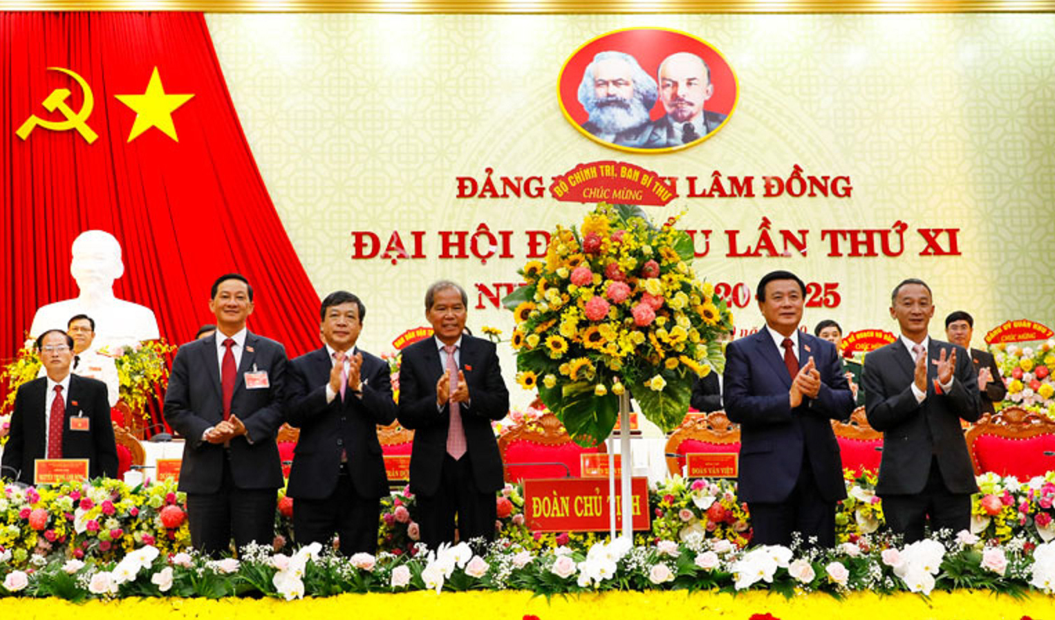 Đồng chí Nguyễn Xuân Thắng - Bí thư Trung ương Đảng, Giám đốc Học viện Chính trị quốc gia Hồ Chí Minh, Chủ tịch Hội đồng Lý luận Trung ương (thứ 2 từ phải qua) tặng hoa chúc mừng Đại hội