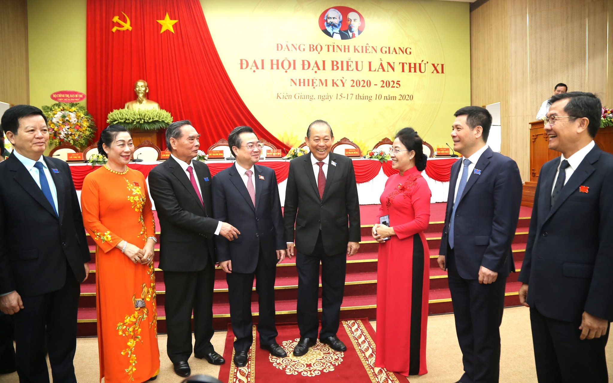 Ủy viên Bộ Chính trị, Phó Thủ tướng Thường trực Chính phủ -Trương Hòa Bình, trò chuyện cùng đại biểu bên lề Đại hội 