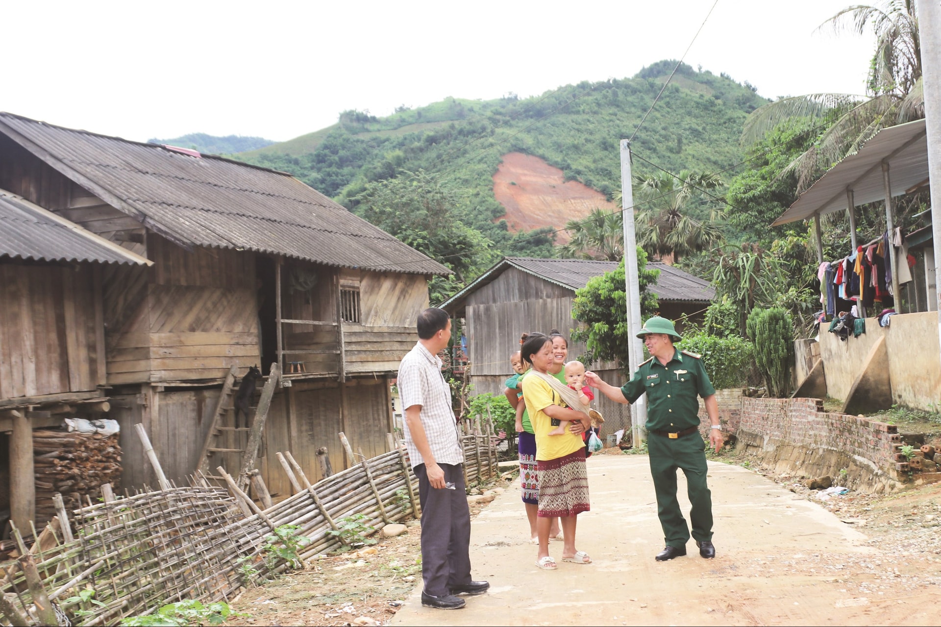 Người dân bản  Si Văn mong sớm xây được nhà trên nền đất mới để  ổn định cuộc sống.