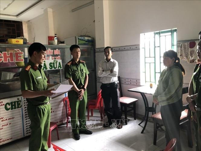Lực lượng chức năng thi hành lệnh bắt bị can để tạm giam 4 tháng đối với Trần Thị Yến Chi. Ảnh: TTXVN phát
