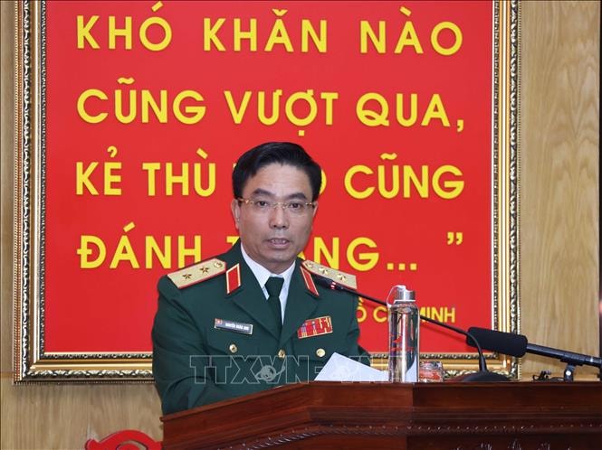 Trung tướng Nguyễn Doãn Anh, Tư lệnh Quân khu 4 báo cáo tại buổi làm việc. Ảnh: Thống Nhất/TTXVN