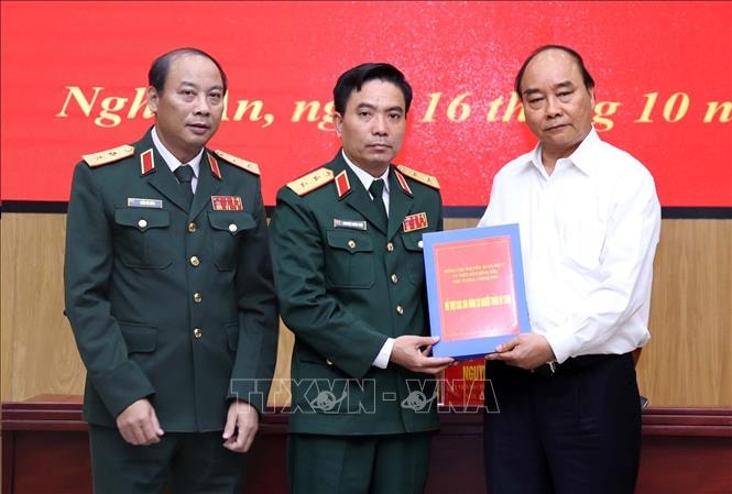 Thủ tướng Nguyễn Xuân Phúc trao hỗ trợ các gia đình có người thân hy sinh trong khi làm nhiệm vụ tìm kiếm, cứu hộ, cứu nạn tại Thuỷ điện Rào Trăng 3. Ảnh: Thống Nhất/TTXVN