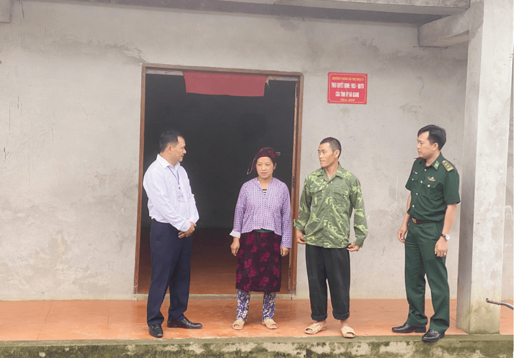 Anh Vàng Sín Dìn, xã Tùng Vài, huyện Quản Bạ (Hà Giang) chia sẻ với cán bộ xã và chiến sĩ biên phòng về niềm vui khi được hỗ trợ xây nhà mới