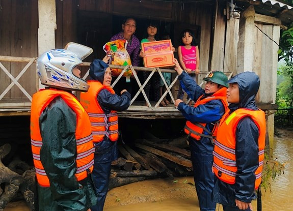 Thủ tướng Chính phủ yêu cầu tổ chức cứu trợ lương thực, nước uống, nhu yếu phẩm cho người dân, nhất là đối với những hộ dân bị mất nhà cửa, những hộ ở vùng ngập sâu chia cắt dài ngày; tuyệt đối không để người dân thiếu đói, thiếu nước uống, không có chỗ ở