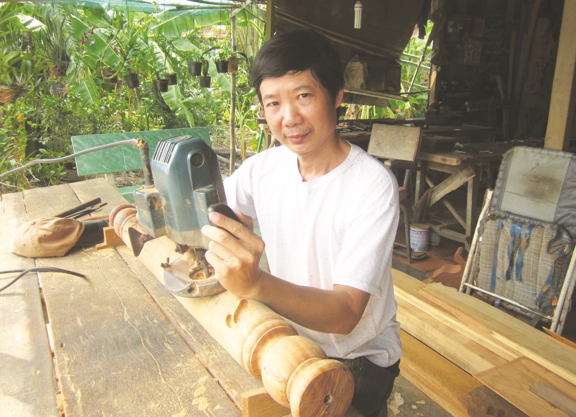 Anh Phạm Văn Phú ở ấp Long Thuận 2, xã Long Điền A là một thợ mộc tài hoa