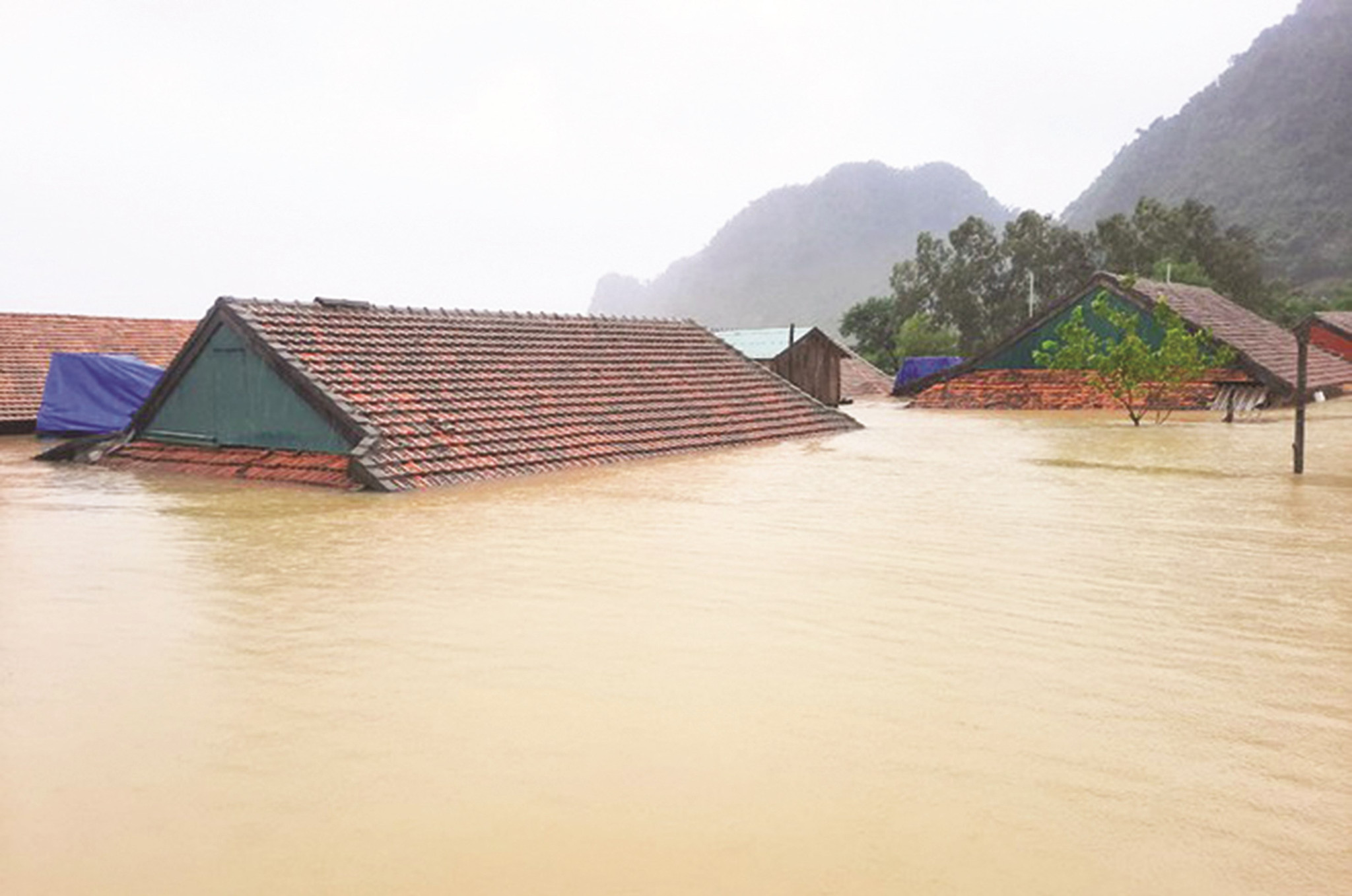 “Rốn lũ” xã Tân Hóa, huyện Minh Hóa (Quảng Bình) bị nhấn chìm sâu  trong nước lũ kinh hoàng. Ảnh CTV