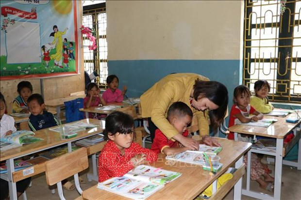 Nhiều em học sinh lớp 1 Trường Phổ thông dân tộc bán trú Tiểu học Lản Nhì Thàng, huyện Phong Thổ (Lai Châu) khó khăn khi phát âm, ghép từ. Ảnh: Đinh Thùy-TTXVN