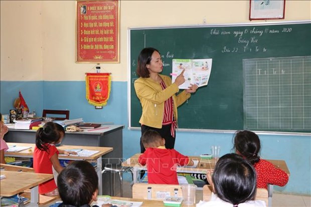 Không đủ thời gian giảng dạy, cô giáo tận dụng thời gian ra chơi để dạy cho học sinh ghép từ. Ảnh: Đinh Thùy-TTXVN