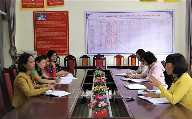 Ban giám hiệu nhà Trường Phổ thông dân tộc bán trú Tiểu học Lản Nhì Thàng, huyện Phong Thổ tổ chức họp các tổ chuyên môn, để đưa ra giải pháp phù hợp. Ảnh: Đinh Thùy-TTXVN