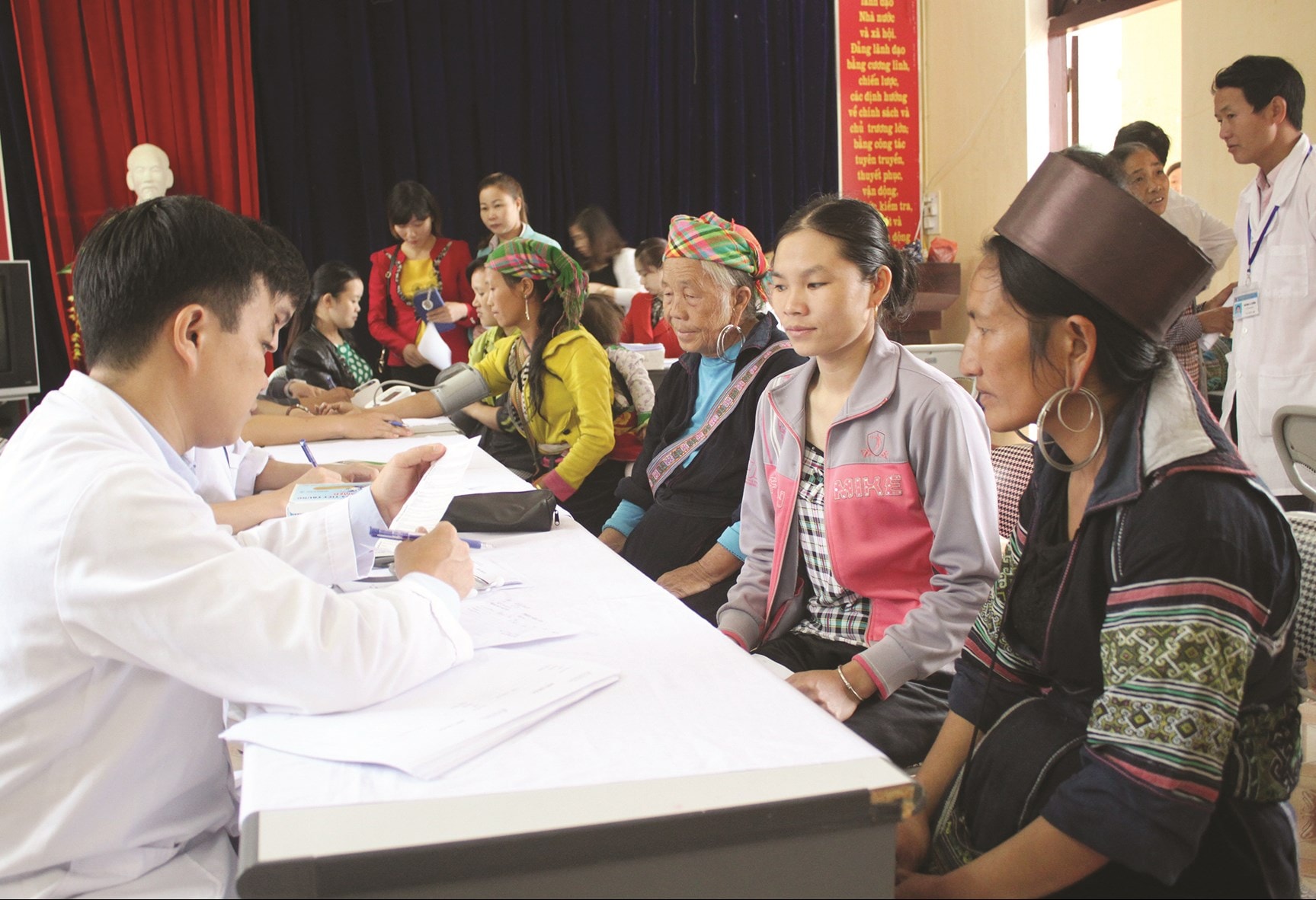 Người dân được các y, bác sĩ tư vấn chăm sóc sức khỏe cho bản thân