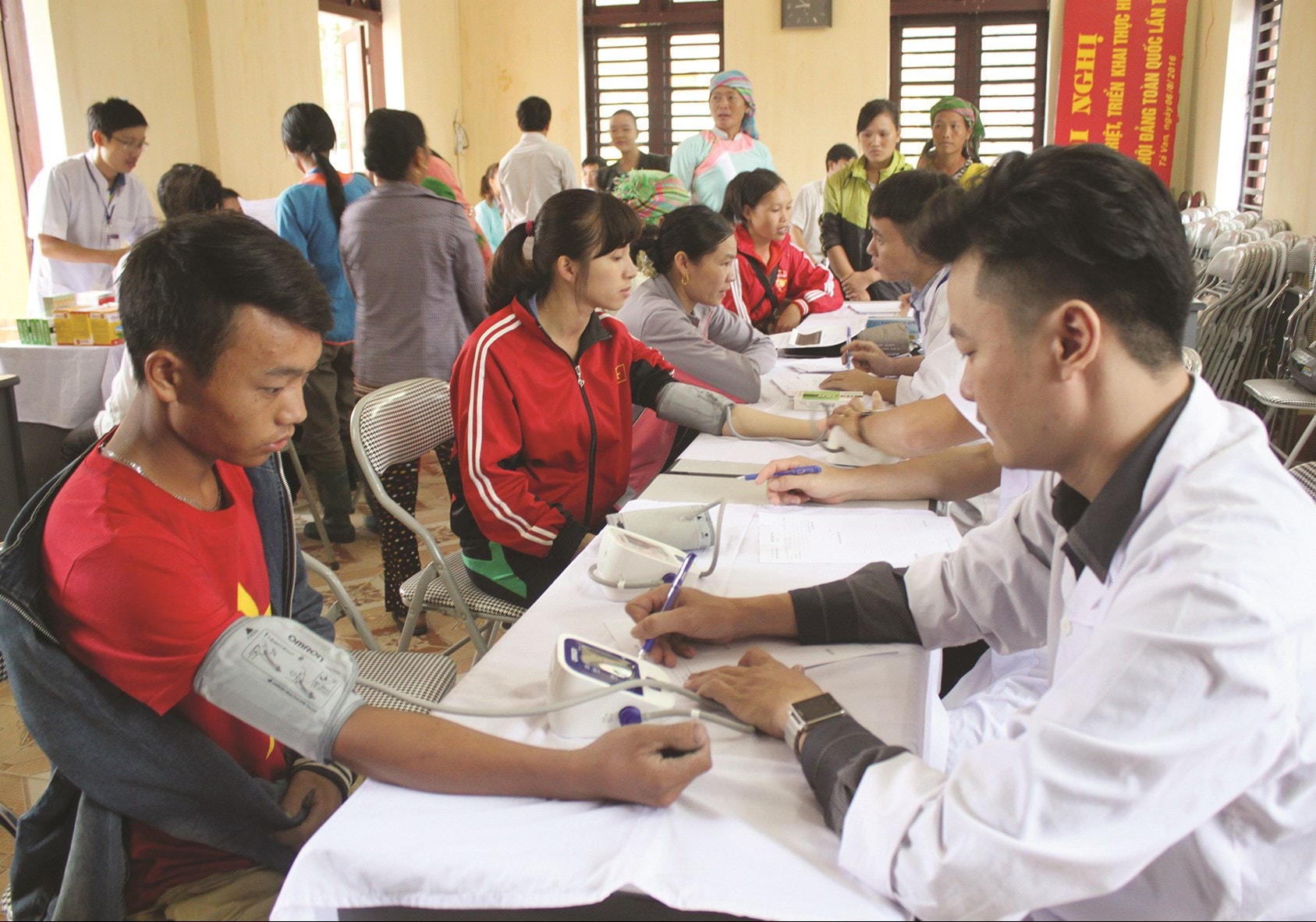 Các y, bác sĩ tuyến cơ sở trên địa bàn thị xã Sa Pa về thôn khám bệnh cho người dân