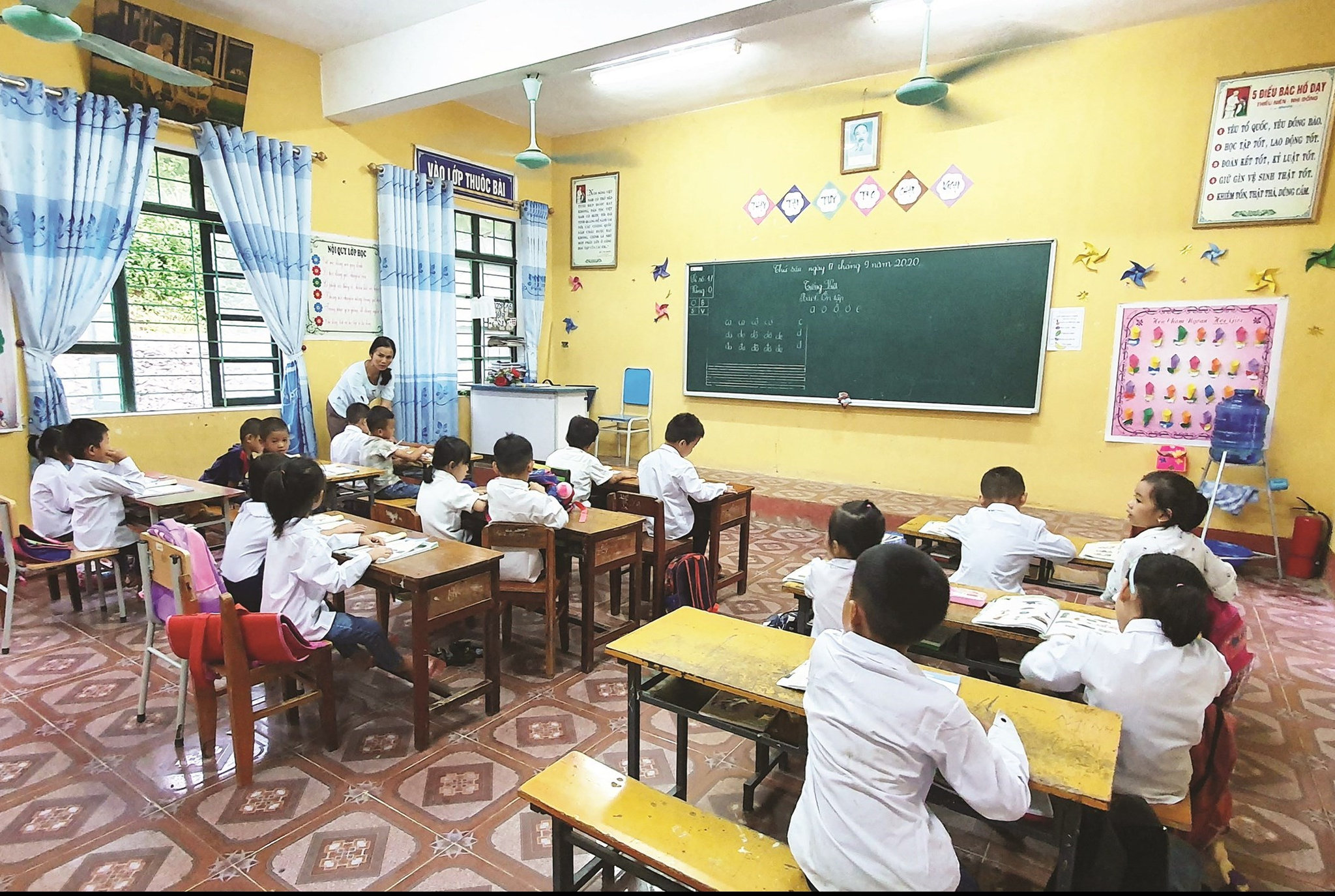 Thiếu đồ dùng học tập cho trẻ lớp 1 diễn ra phổ biến ở miền núi Thanh Hóa.  (Trong ảnh: Một giờ học của HS lớp 1-Trường Tiểu học Trung Thượng, huyện Quan Sơn.)