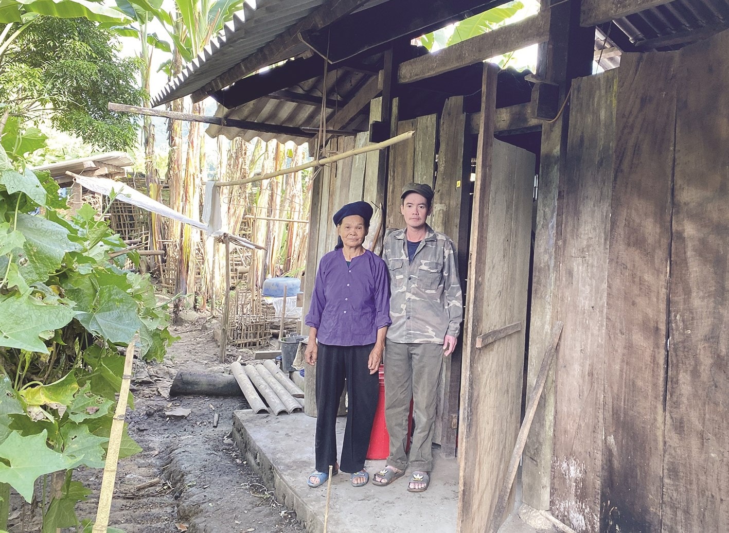 Bà Dình với anh Tùng, cháu gọi bằng dì.