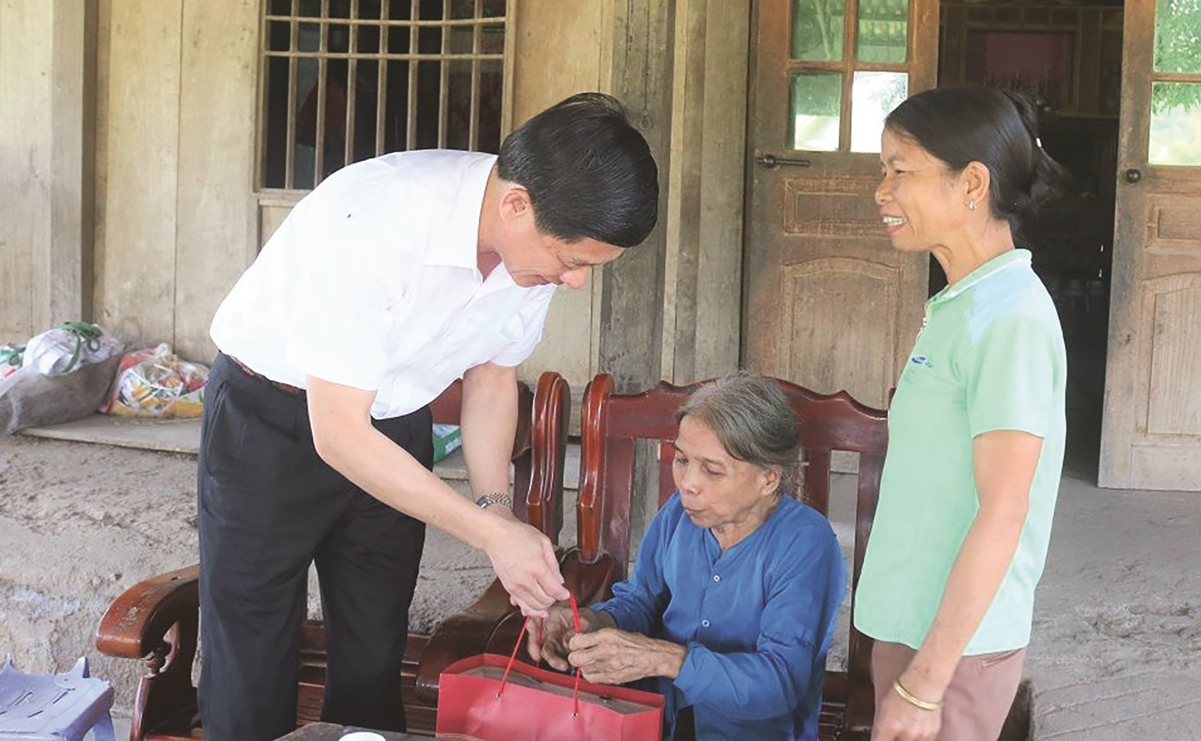 Đại diện lãnh đạo Sở LĐTB&XH tỉnh Bắc Kạn thăm hỏi người già cô đơn, không nơi nương tựa thôn Bản Chang, xã Tân Lập, huyện Chợ Đồn.