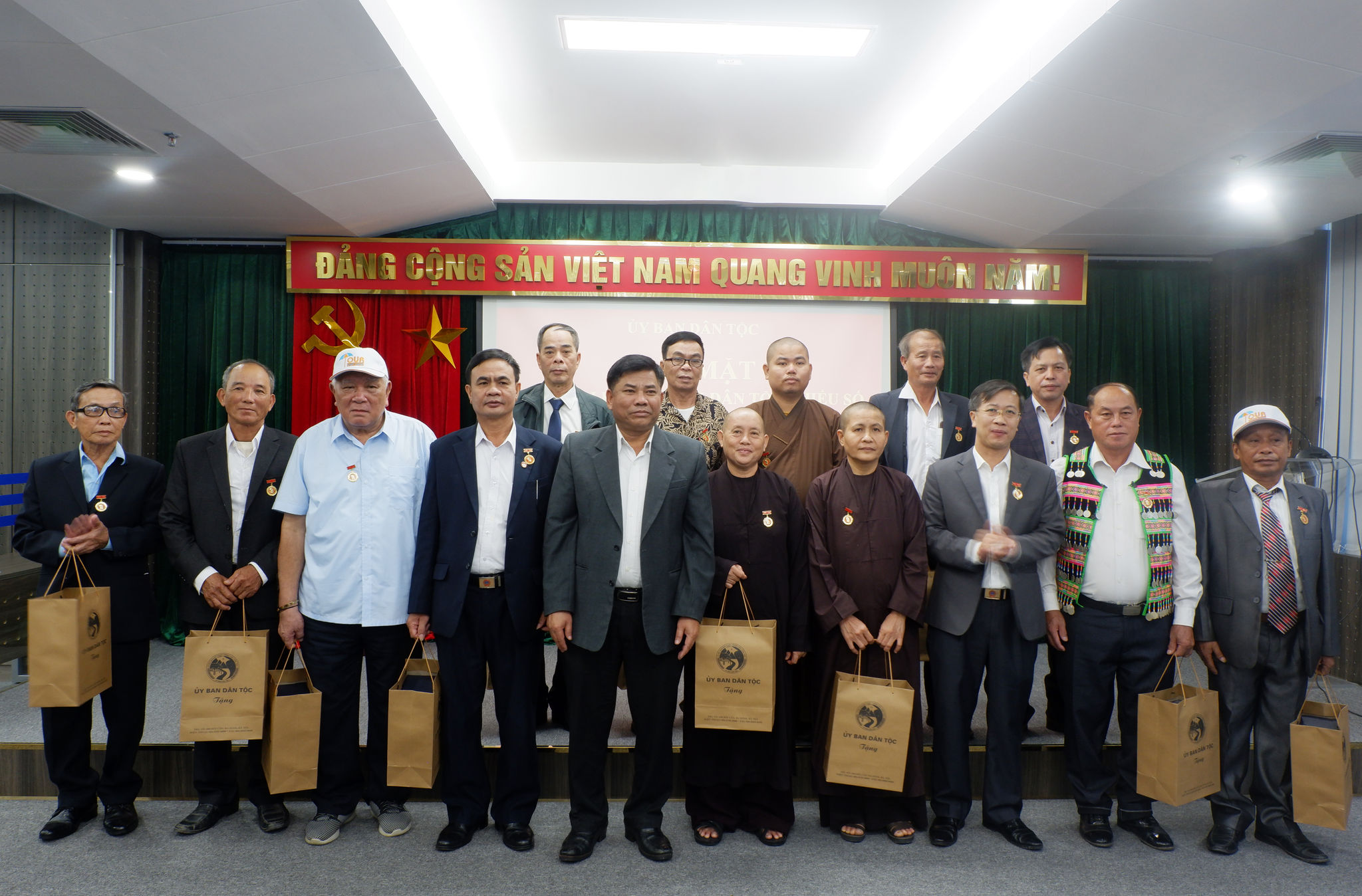 Thứ trưởng, Phó Chủ nhiệm UBDT Y Thông tặng quà lưu niệm cho các đại biểu