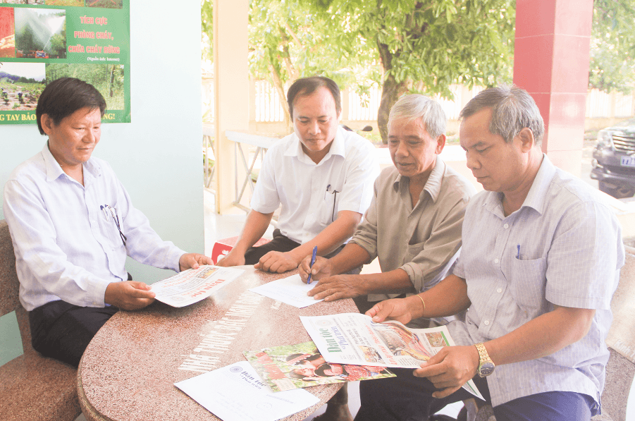 Già làng Bá Kiêu (thứ 2 từ phải sang) chia sẻ kinh nghiệm làm công tác dân vận tại địa phương.
