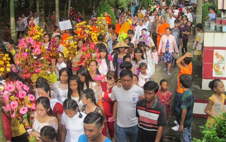 Trước khi làm lễ dâng y cà sa lên sư sãi, đồng bào Khmer tổ chức đám rước đi xung quanh chánh điện như minh chứng cho lòng thành kính của mình đối với bổn sóc. Ảnh: Phương Nghi