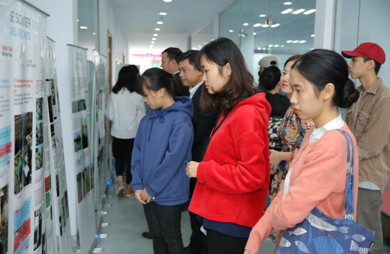 Các bạn trẻ tìm hiểu thông tin liên quan đến ô nhiễm rác thải nhựa