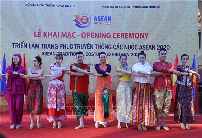 Biểu diễn với trang phục truyền thống các nước ASEAN tại triển lãm. Ảnh: Hoàng Hiếu/TTXVN