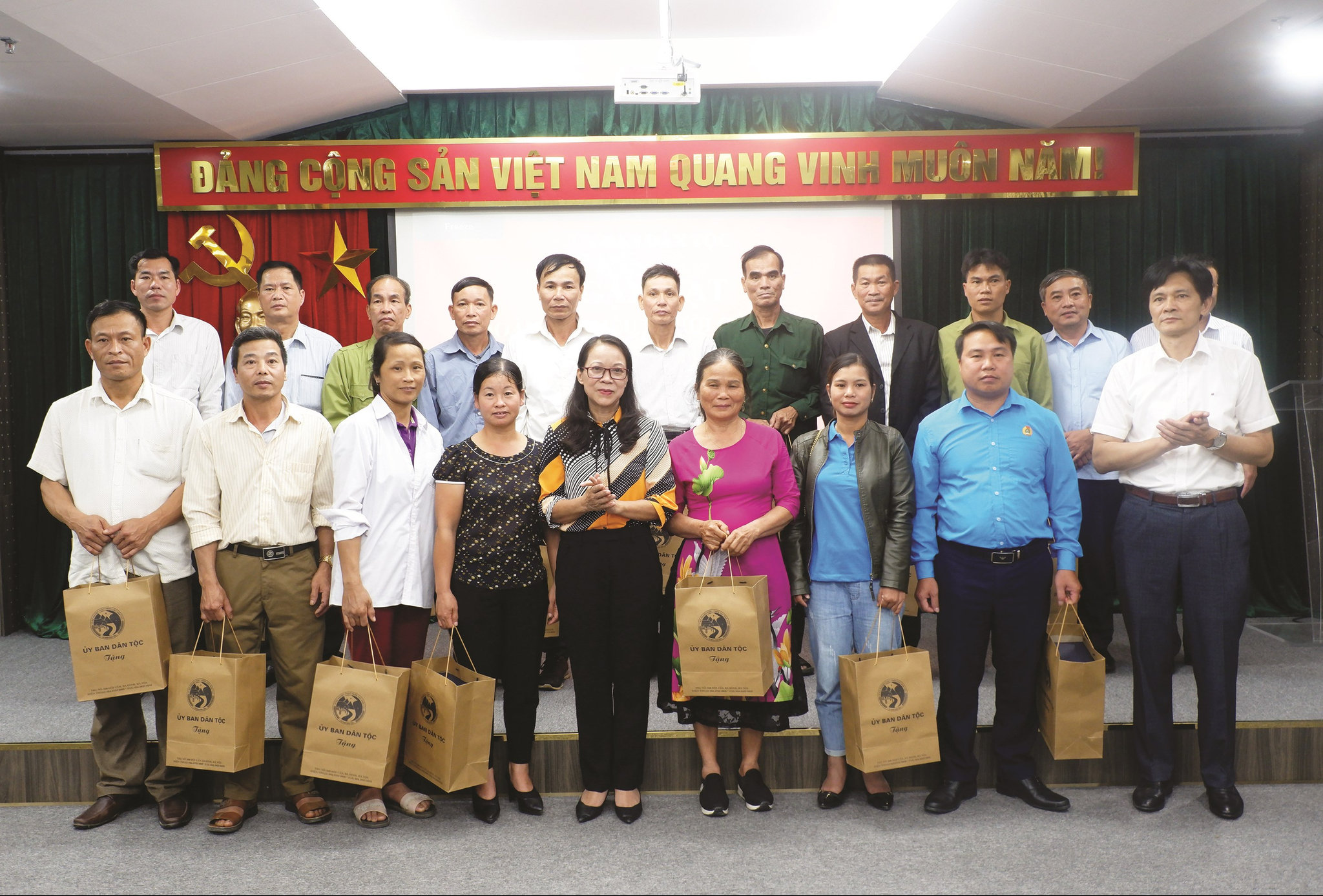 Thứ trưởng, Phó Chủ nhiệm UBDT Hoàng Thị Hạnh tặng quà của UBDT cho các đại biểu Người có uy tín tỉnh Tuyên Quang