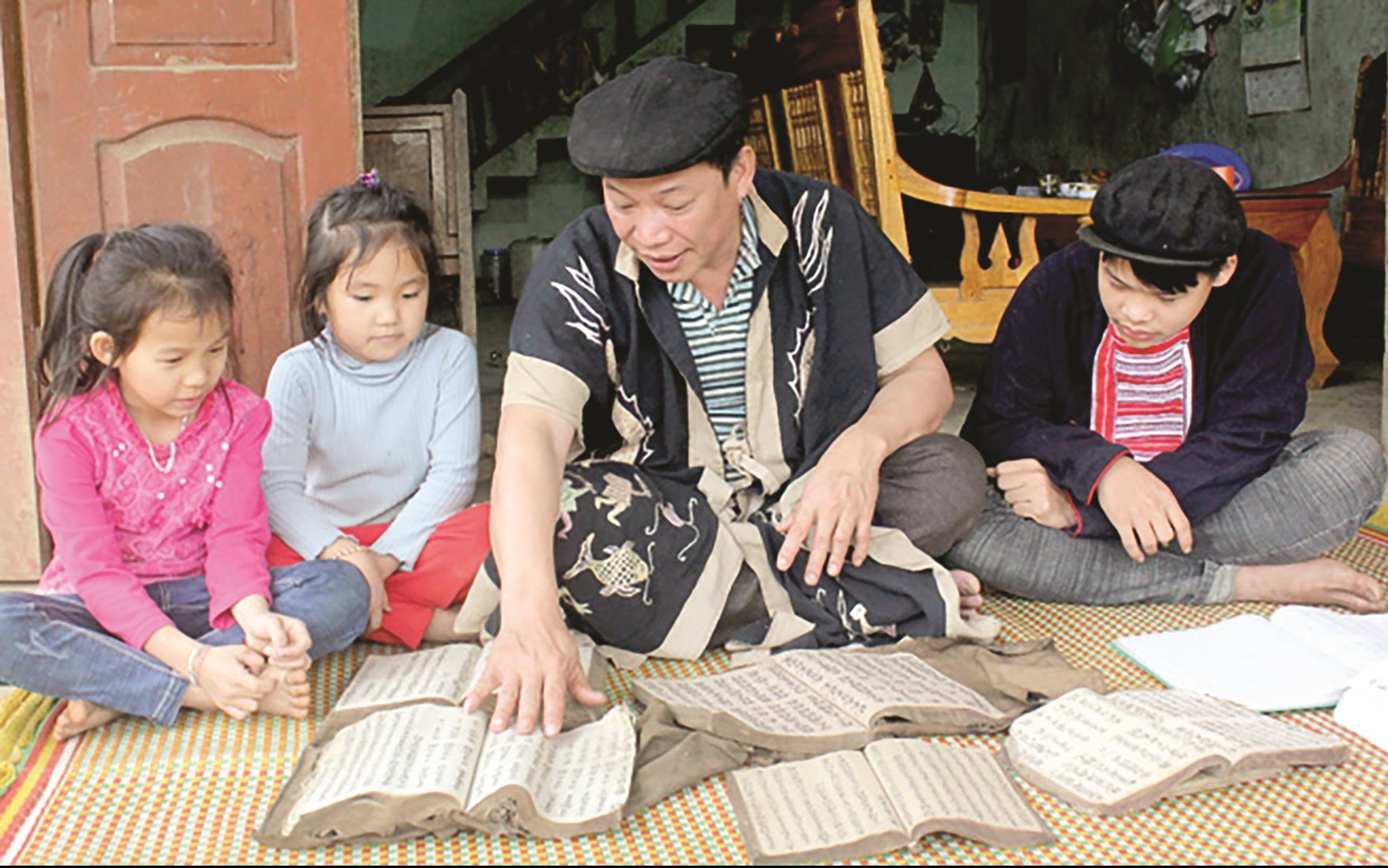Nghệ nhân Phàn Văn Phú đang truyền dạy làn điệu dân ca páo dung cho thế hệ trẻ