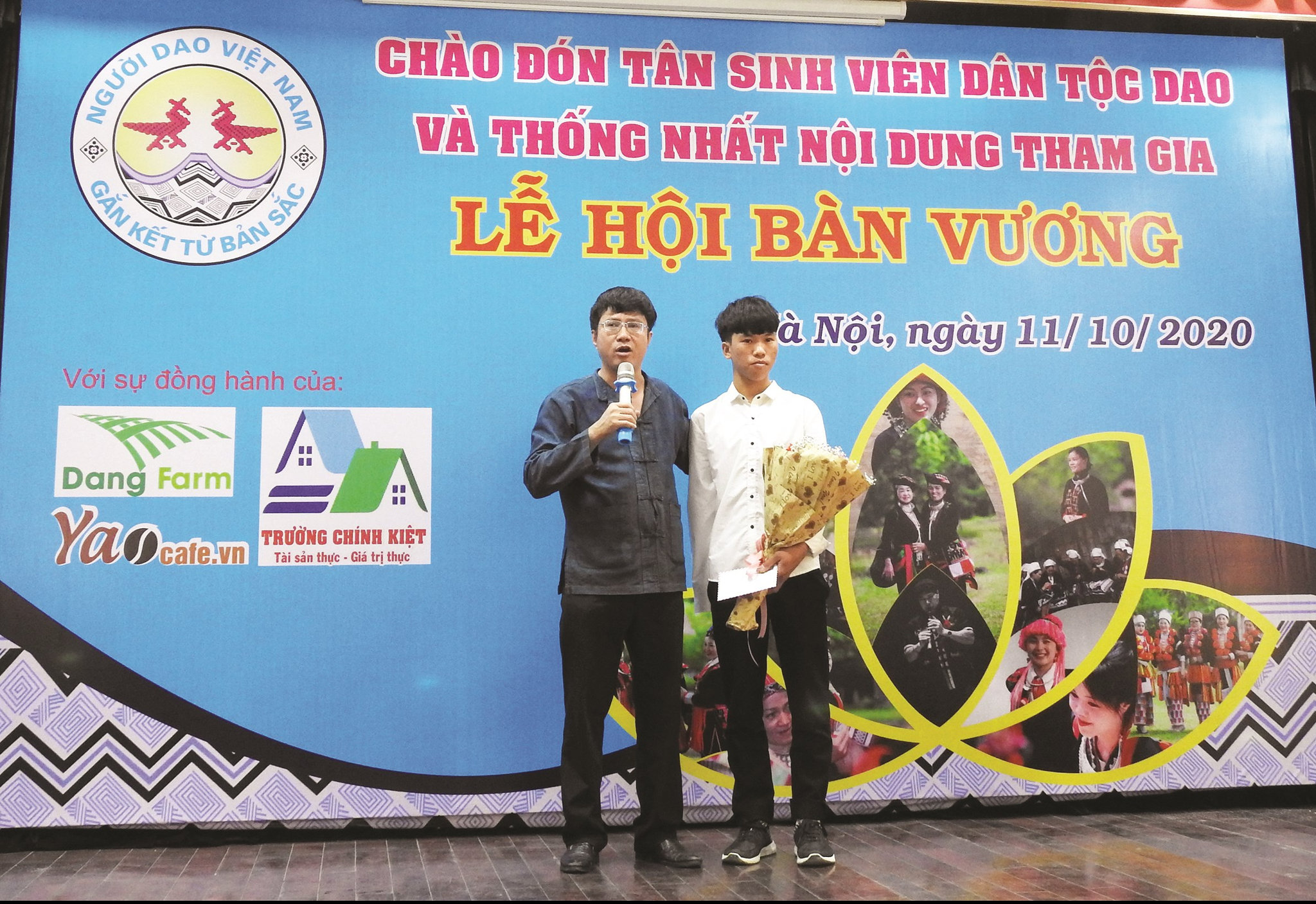 Em Lý Dào Quyên (áo trắng) trong buổi tuyên dương tân sinh viên dân tộc Dao tại Hà Nội.