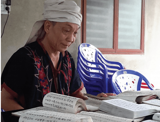 Ông Hoàng Văn Hoa đang sưu tầm các bài hát cổ của người Dao