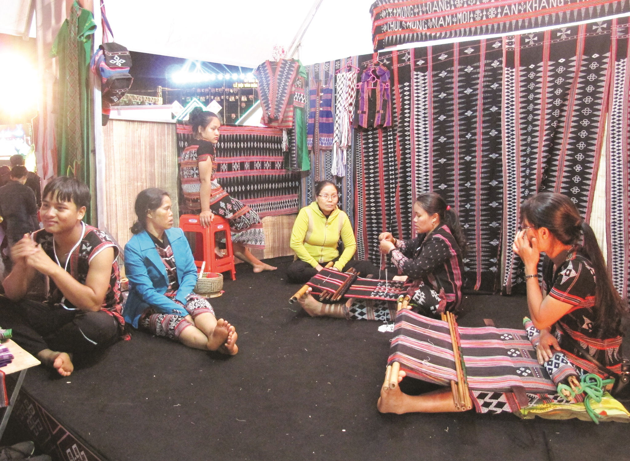 Gian hàng thổ cẩm tại Lễ hội thổ cẩm tháng 1/2019