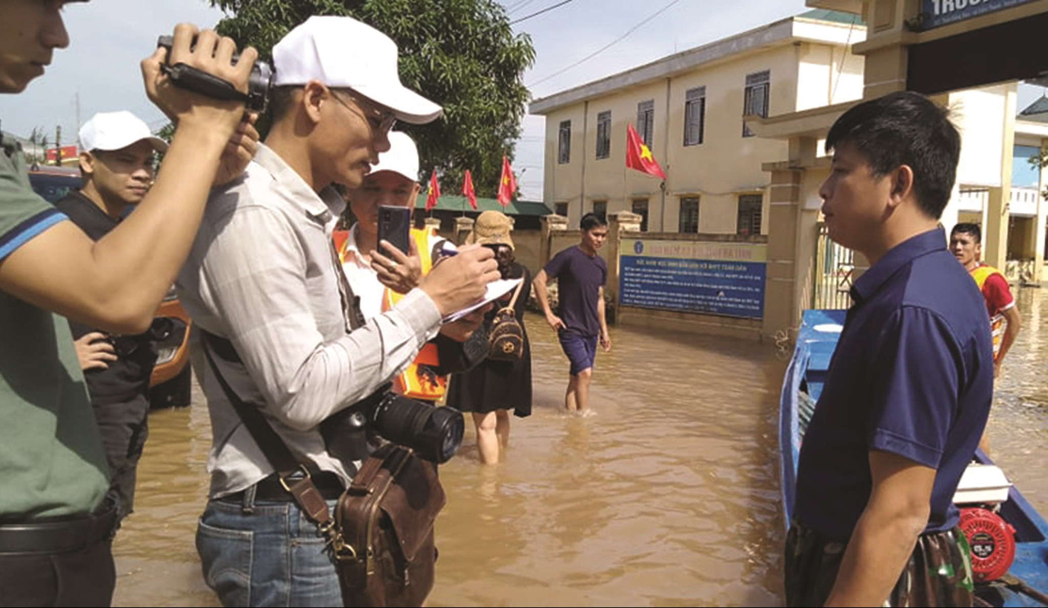 Phóng viên Báo Dân tộc và Phát triển tác nghiệp tại vùng lũ Hà Tĩnh  (Tháng 10/2020)