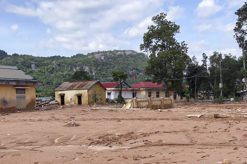 Nhiều công trình ở Hướng Việt ngập trong bùn đất