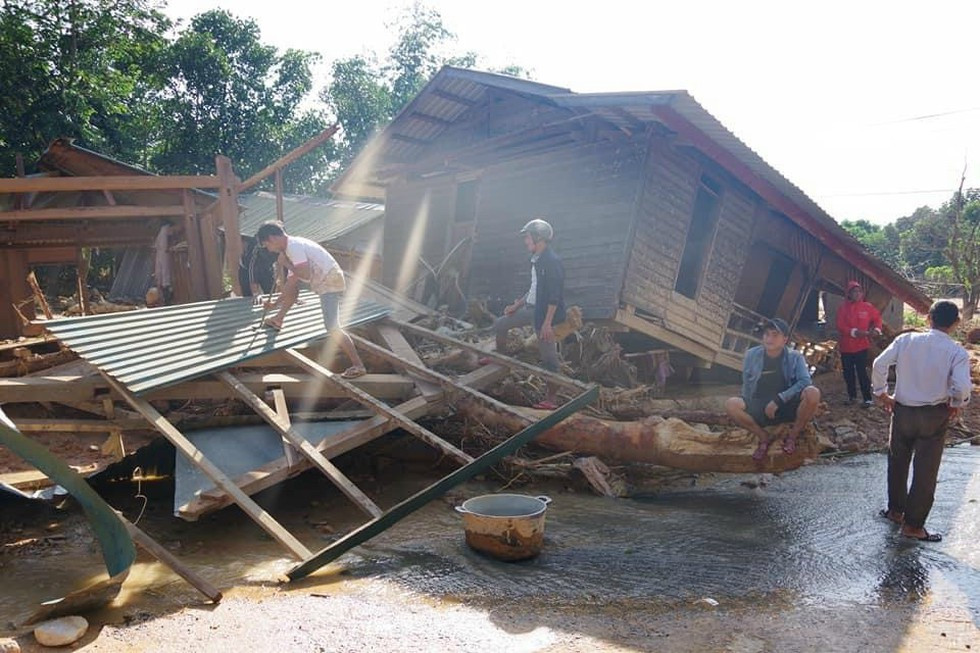 Người dân Hướng Việt đang khẩn trương khắc phục hậu quả mưa lũ