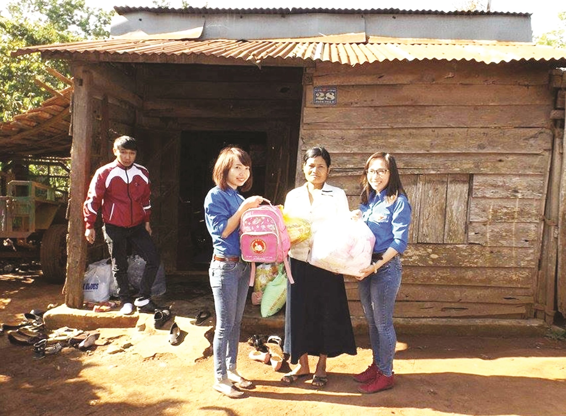 Cô Hương (bìa trái) trao quà cho bà con buôn làng
