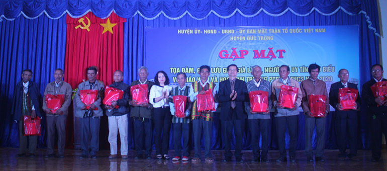 Lãnh đạo huyện Đức Trọng trao quà đến các Già làng, Người có uy tín