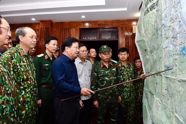 Phó Thủ tướng Trịnh Đình Dũng thảo luận phương án cứu hộ, cứu nạn các nạn nhân vụ sạt lở đất. Ảnh: VGP.