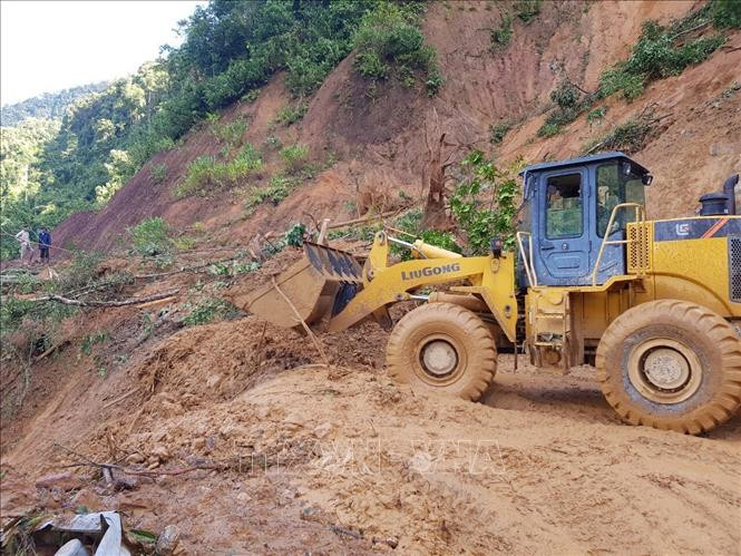 Lực lượng chức năng mở đường vào điểm sạt lở xã trà Vân, huyện Nam Trà My, tỉnh Quảng Nam. Ảnh: TTXVN