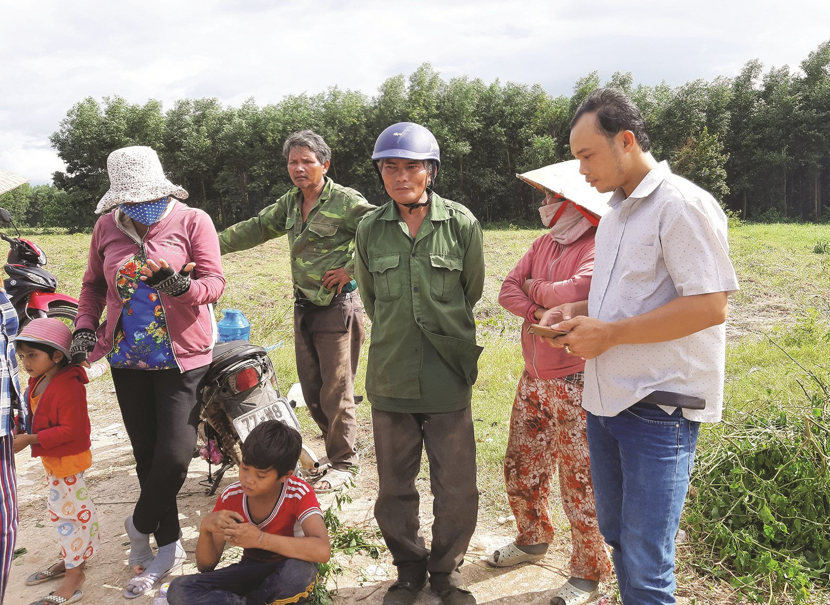 Ông Đoàn Văn Hoài phản ánh tình hình với phóng viên Báo Dân tộc và Phát triển