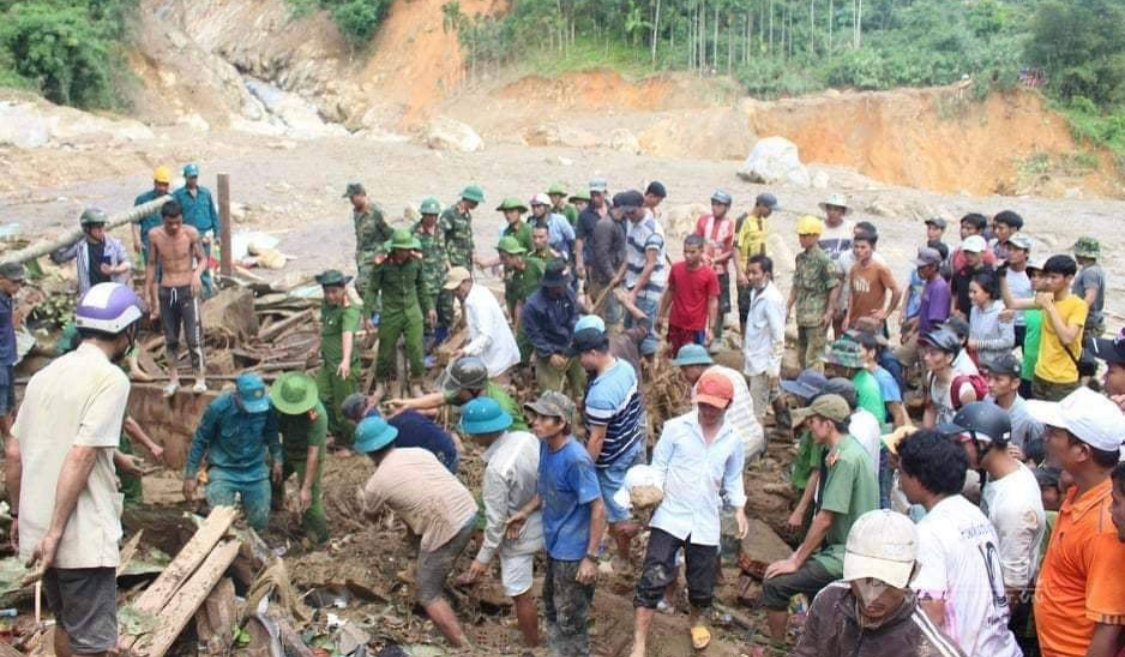 Lực lượng cứu hộ tại hiện trường sạt lở đất Trà Leng
