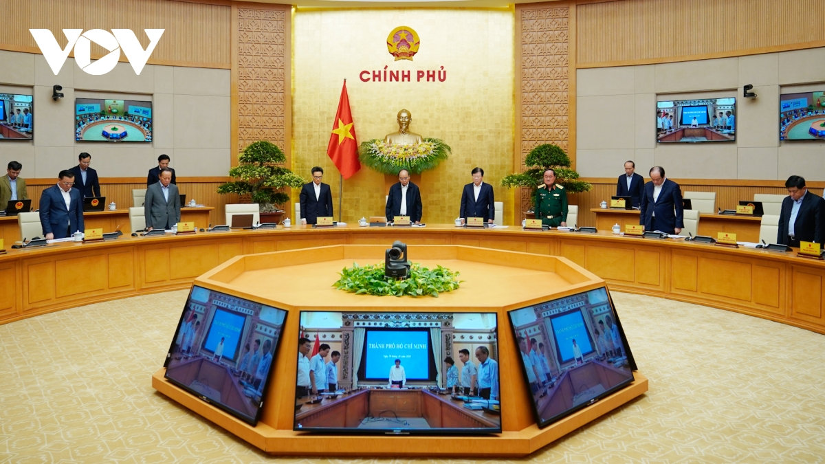 Các thành viên Chính phủ dành một phút mặc niệm các nạn nhân thiệt mạng do bão, lũ.