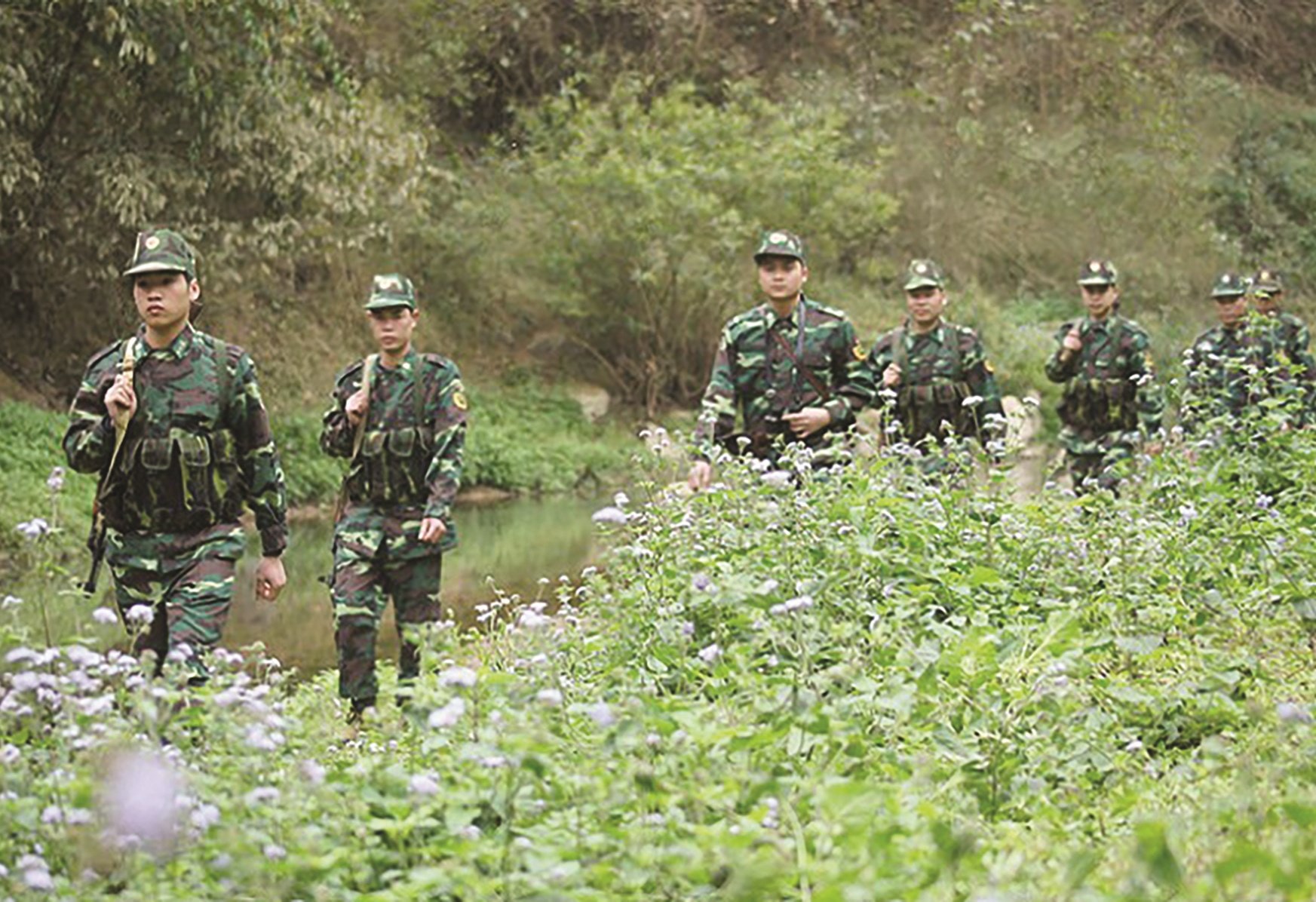 Cán bộ, chiến sĩ Đồn Biên phòng Bình Nghi (BĐBP Lạng Sơn) tuần tra bảo vệ biên giới. Ảnh: Nguyễn Minh