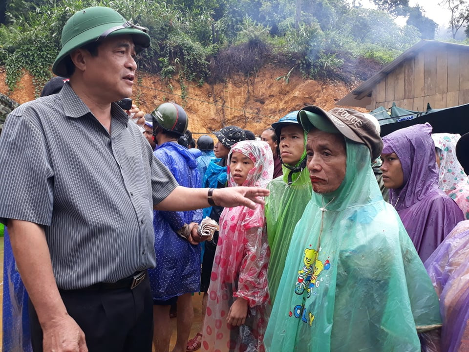 Bí thư Tnh uỷ Quảng Nam Phan Việt Cường động viên, chia sẻ người dân vùng Trà Leng