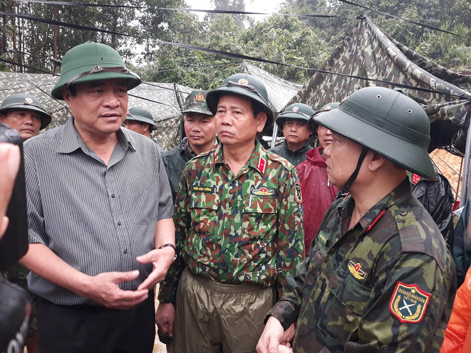 Bí thư Tỉnh uỷ Quảng Nam Phan Việt Cường (trái) hội ý với Trung tướng Thái Đại Ngọc (Phải) tại hiện trường sạt lở Trà Leng