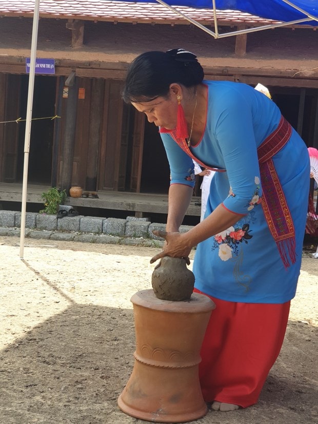 Đồng bào dân tộc Chăm giới thiệu nghệ thuật làm gốm bàu Trúc. Ảnh: Hoàng Hải